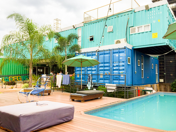 A piscina e área externa