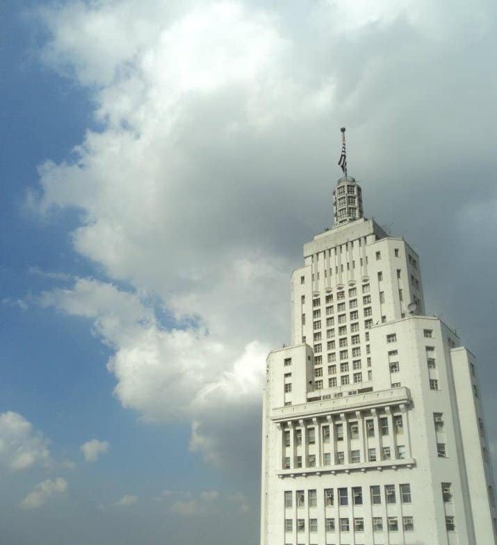 Visitas ao Farol Santander O Farol Santander é um dos mirantes de São Paulo que recebe visitantes em seu terraço