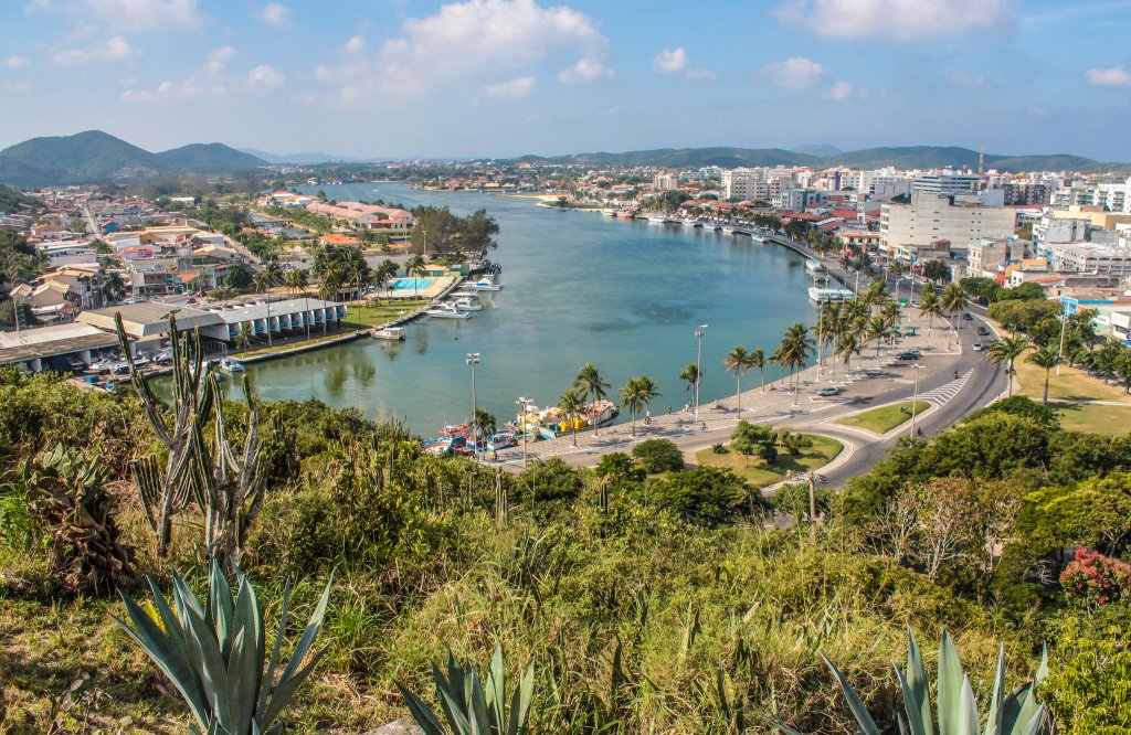 Passeios de barco estão entre as opções de o que fazer em Cabo Frio