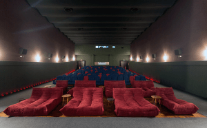 Cinesala tem poltronas que parecem camas - Imagem: cinesala