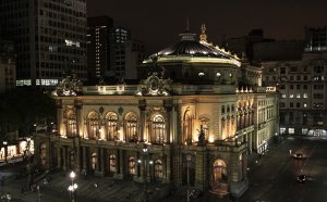 Theatro é secular e recebe uma programação intensa de espetáculos - Imagem: theatromunicipal