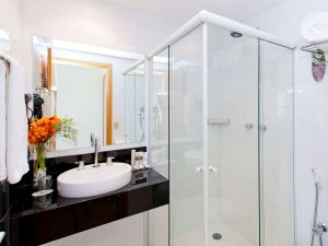 Banheiro do quarto superior do hotel Tulip Inn São Paulo Paulista Tulip Inn Estevam Pelo Mundo