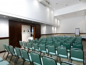 Sala de reunião hotel tulip inn paulsita Estevam Pelo Mundo