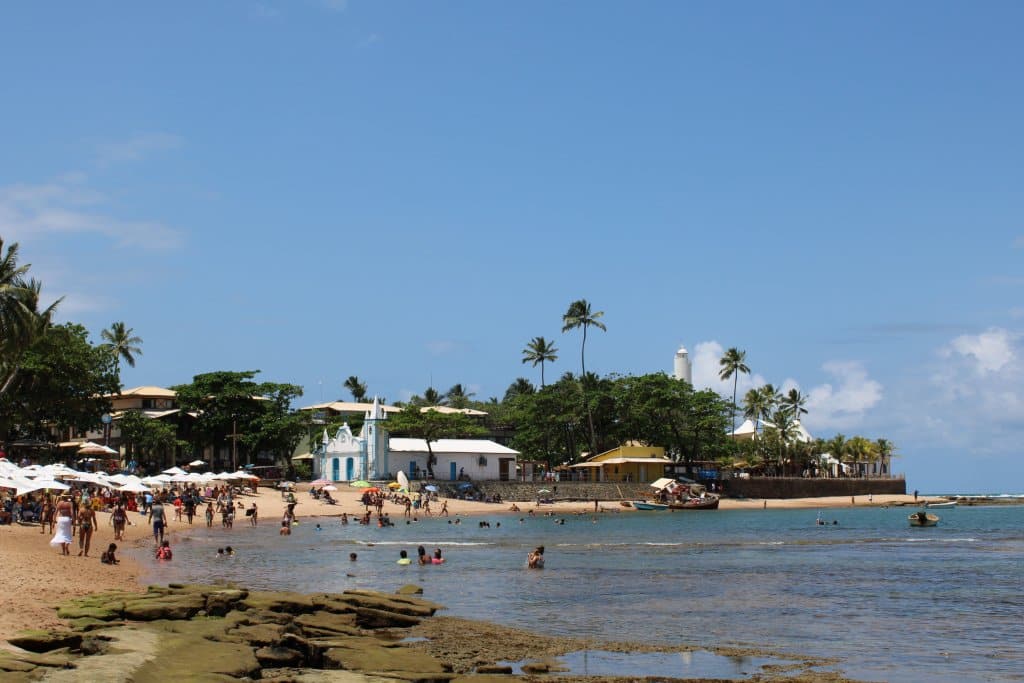 Praia do Portinho no centro de Praia do Forte - Estevam pelo Mundo