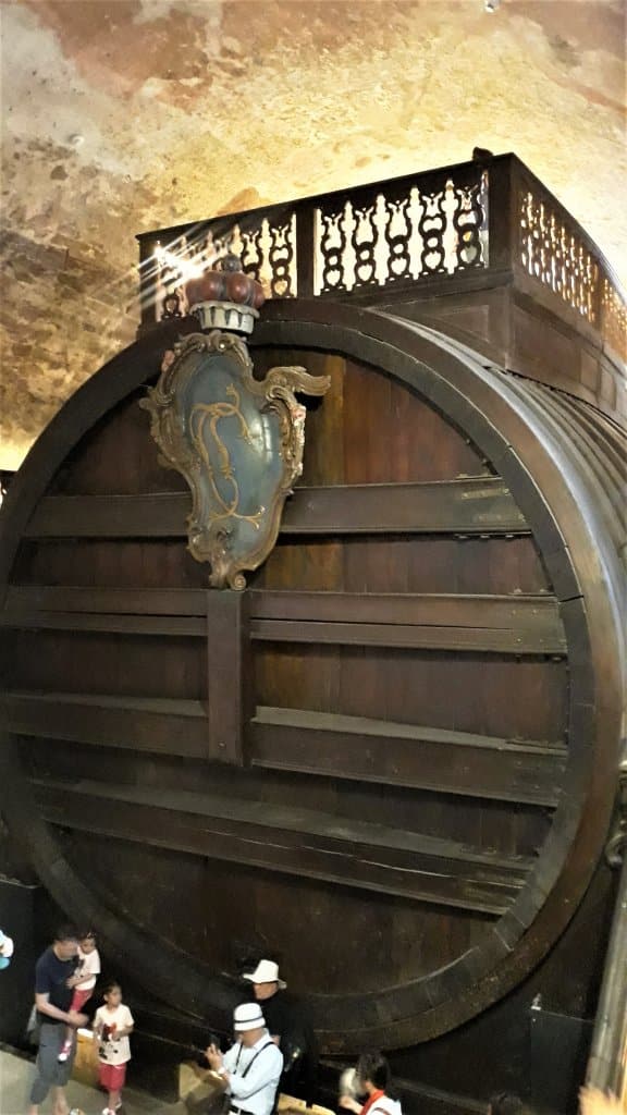 Maior barril de vinho do mundo - Estevam pelo Mundo Maior barril de vinho do mundo - Estevam pelo Mundo