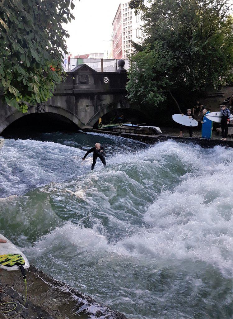 Eisbachwelle onda em Munique onde surfistas se divertem