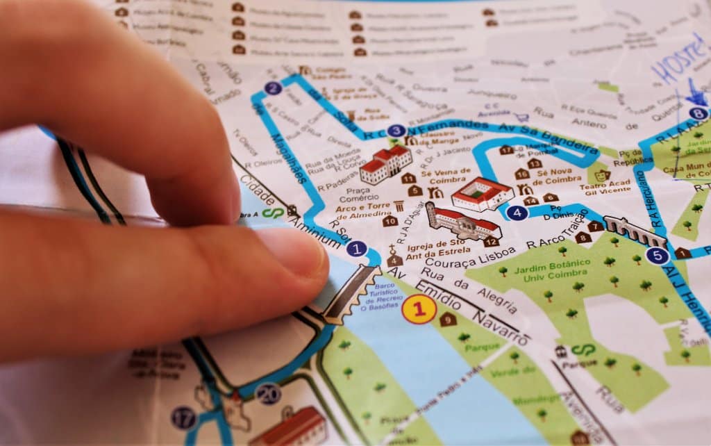 Vantagens e desvantagens de ter um roteiro de viagem