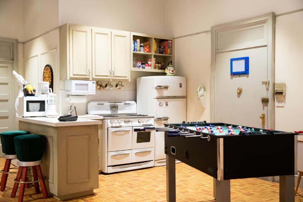 cenário de friends - booking - hospedagem