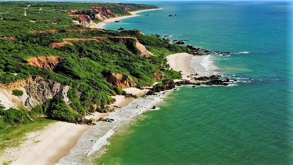 Praia de Tambaba um dos destinos baratos na Paraíba