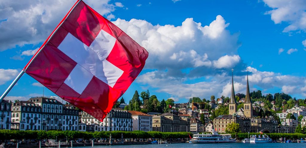 Suíça suspende restrições de viagem para turistas
