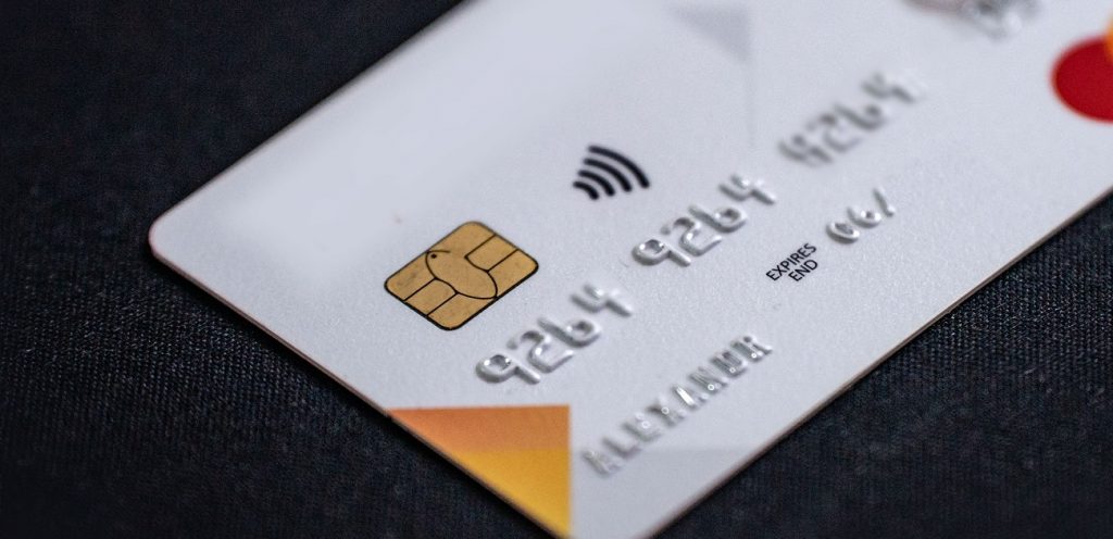 Dá para ganhar milhas sem ter cartão de crédito?