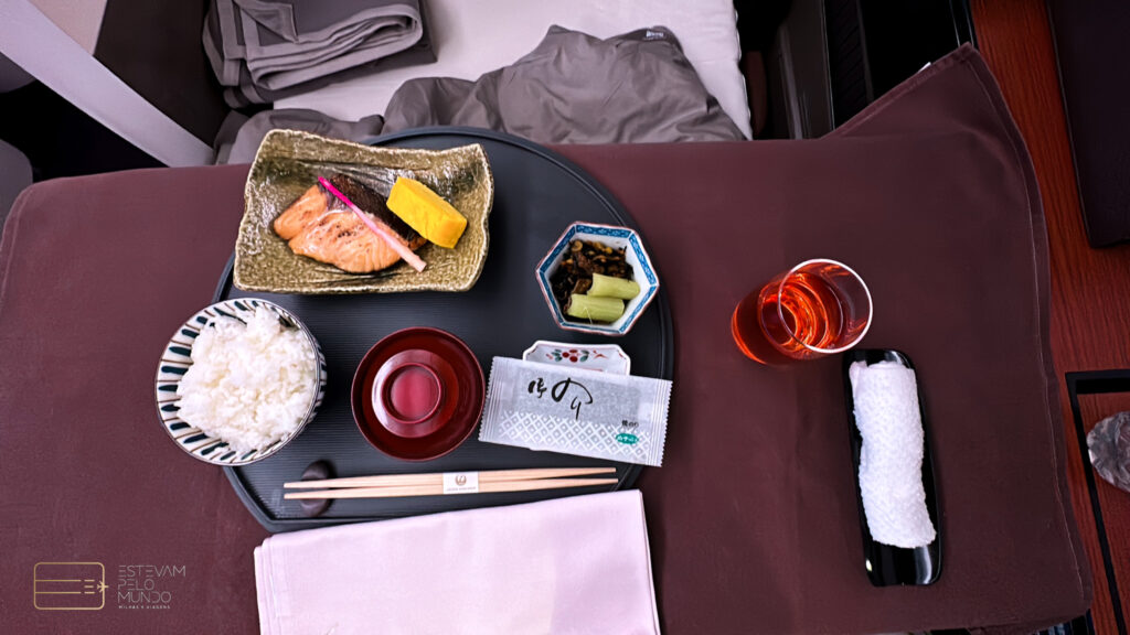 Serviço de bordo da Primeira Classe da Japan Airlines