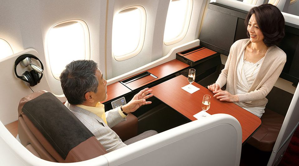 clientes conversando na primeira classe da jal no boeing 777