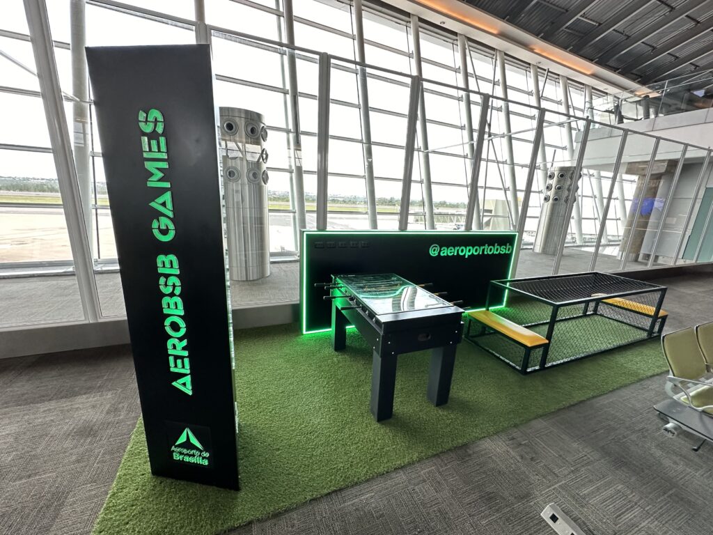 Aeroporto de Brasília jogos na área de embarque pebolins e footshows
