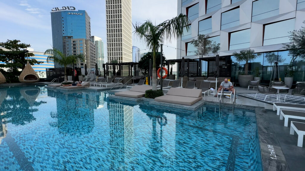 Hotel Indigo Dubai Downtown piscina