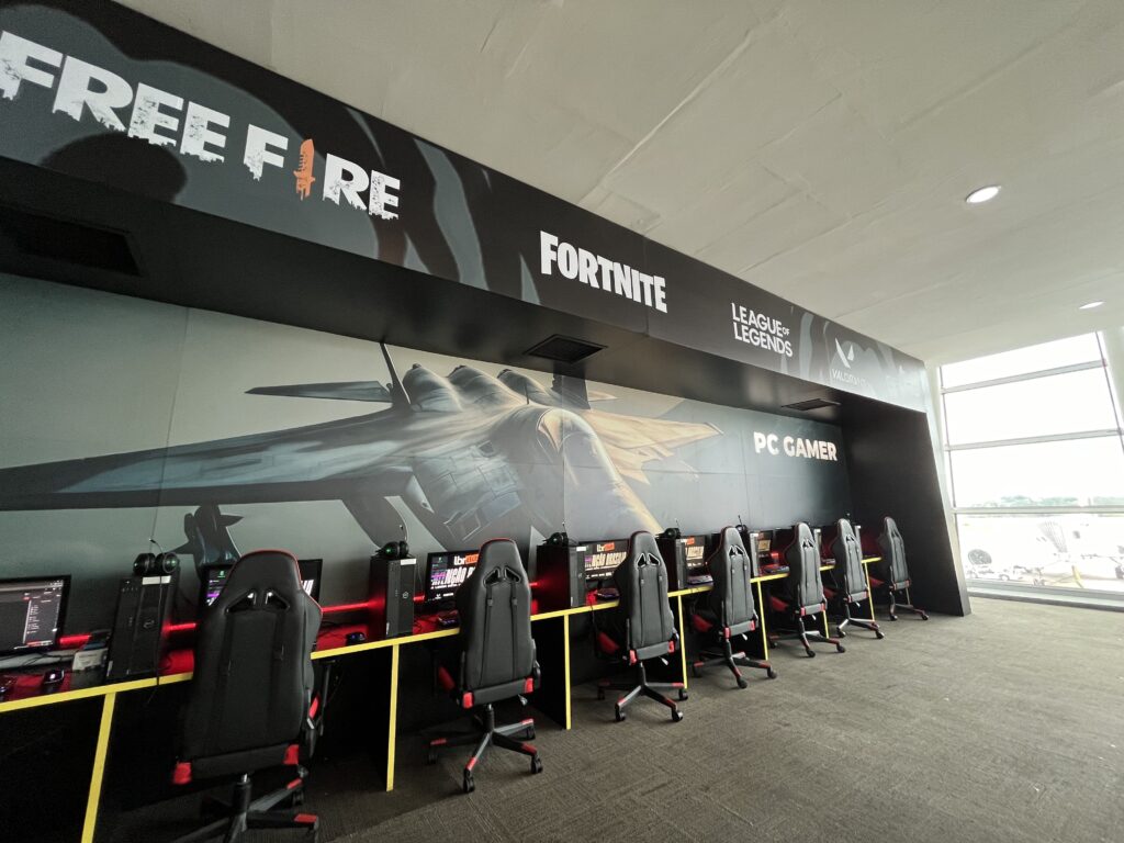 PC Gamers disponíveis na área de embarque do aeroporto de Brasília