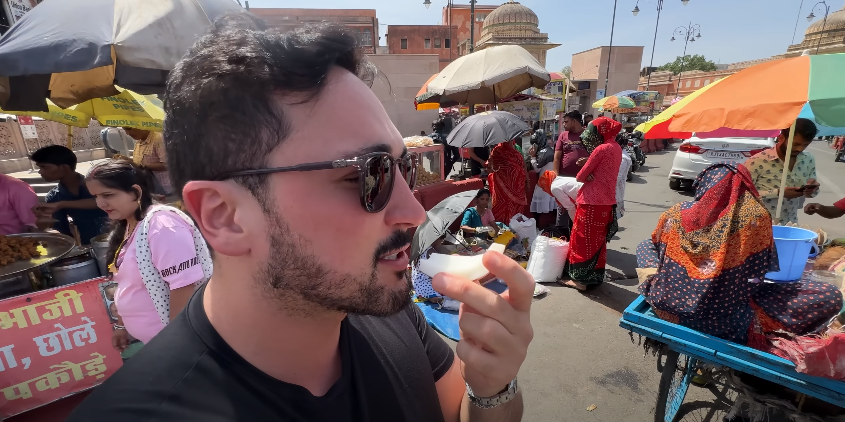 Estevam comendo comida de rua na Índia