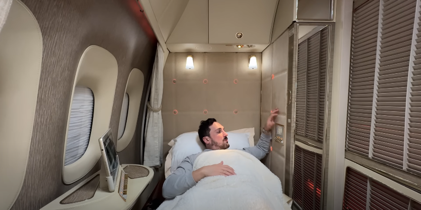Como é voar na melhor e mais espaçosa Primeira Classe da Emirates