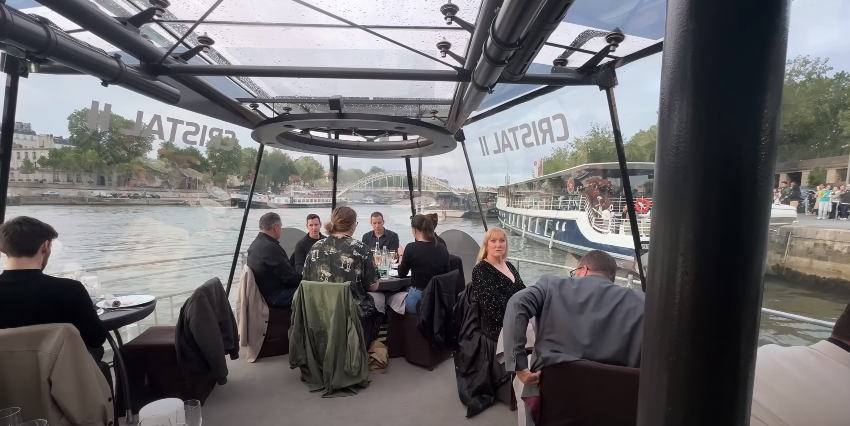 Bateaux Parisiens - como é fazer um cruzeiro restaurante no Rio Sena