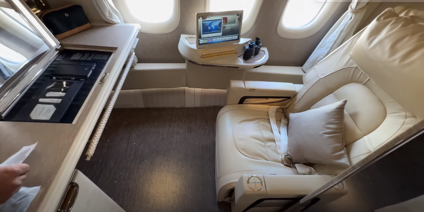 Como é voar na melhor e mais espaçosa Primeira Classe da Emirates