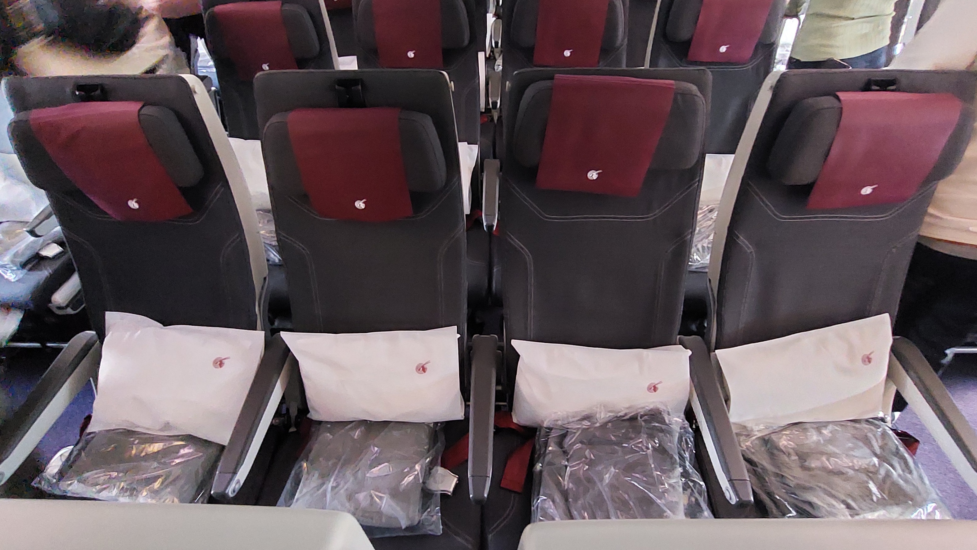 Como é voar na classe Econômica da Qatar