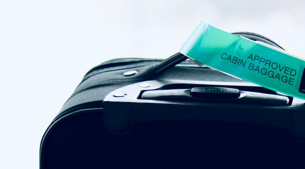 Menos perrengue com a mala de mão! American deixa de usar medidores de bagagem